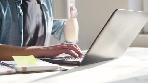 Un jeune entrepreneur travaille au bureau à domicile devant l'ordinateur.