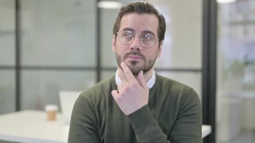 Portrait d'un jeune homme d'affaires pensif pensant