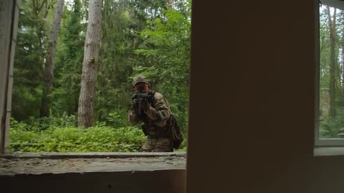 Vue depuis l'intérieur du bâtiment de l'escouade d'assaut spéciale Move Along Windows