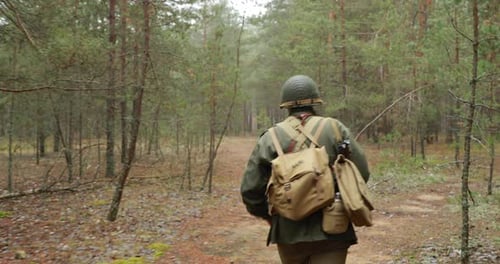Moskau, Russland - 28. September 2019: Historische Nachstellung. Reenactor verkleidet als
amerikanischer Soldat