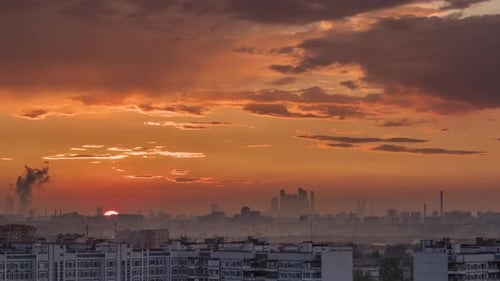 Sonnenuntergang über dem Horizont in Moskau