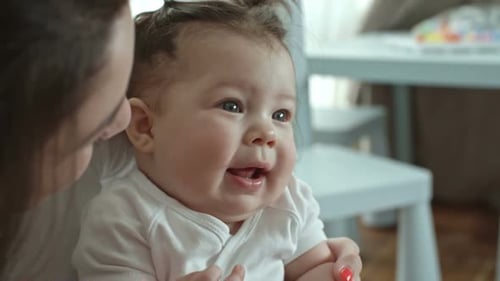 Happy Baby klatscht in die Hände