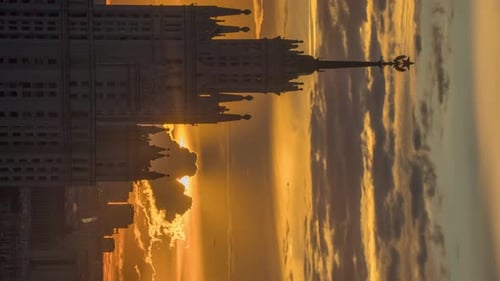 die Sonne geht hinter dem Kotelnicheskaya-Hochhaus vorbei, Teleobjektiv