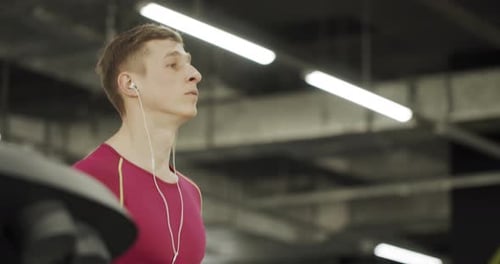 Sportler laufen im Fitnessstudio