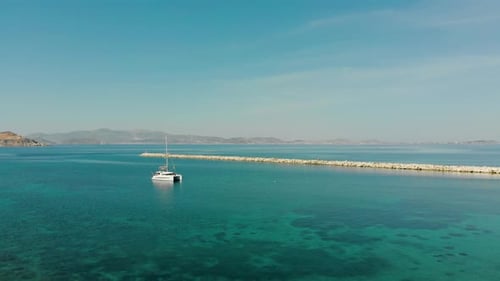 Anclaje de catamarán en aguas tranquilas
