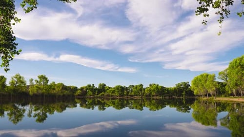 Malerischer See mit Wolkenreflexionen Tilt Up Timelapse