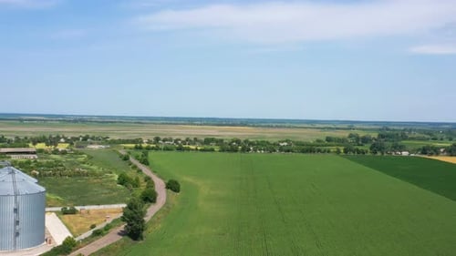 Moderne Getreidesilos auf dem Feld des Goldenen Weizens 12