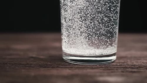 Burbujas de aire en un vaso de agua a cámara lenta