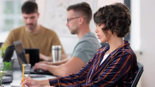 Empresária com colegas trabalhando no escritório