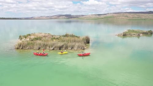 Survolez le canoë dans le lac