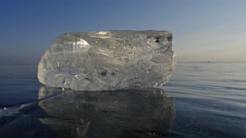Eisstück am Baikalsee bei Sonnenuntergang