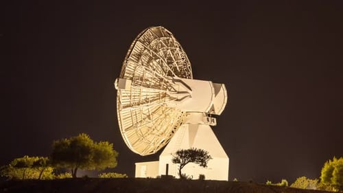 Satellite et étoiles se déplaçant la nuit