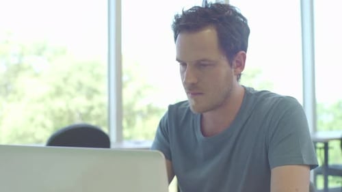 Hombre usando computadora portátil