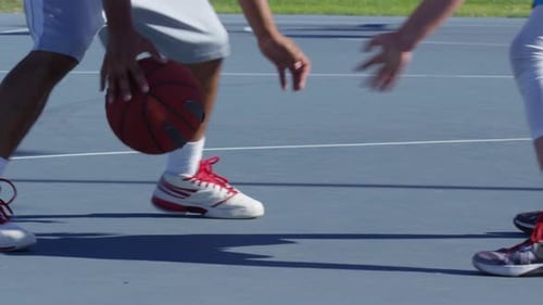 Amis jouant au basket au parc, dribblant en gros plan