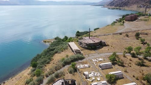 Vue aérienne d'un bâtiment abandonné et détruit près du lac. Lac Sevan, Arménie
.
