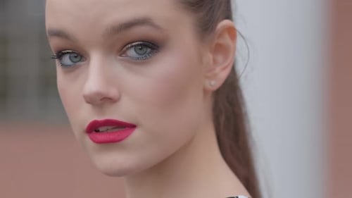 Porträt einer jungen brünetten Frau mit Blick in die Kamera. Schönes modisches Modell