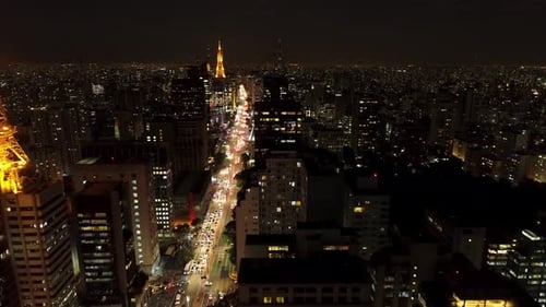 Paisagem aérea noturna da famosa Avenida Paulista em São Paulo, Brasil