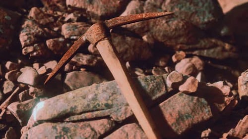 Retro-Spitzhacke auf den Felsen