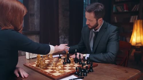 Junger Mann spielt Schach