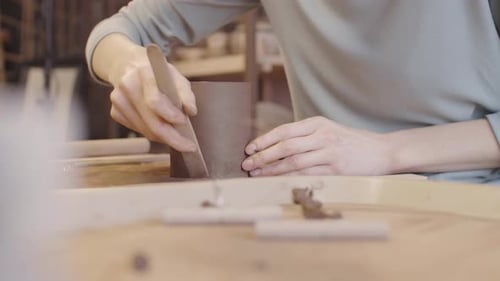Coupe en argile Potter avec outil en bois