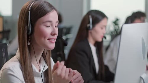 Nahaufnahme Porträt eines Spezialisten für technischen Kundensupport, der während der Arbeit an einem Headset spricht