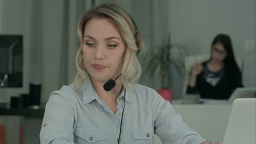 Callcenter-Mitarbeiter machen Notizen, während sie mit dem Kunden sprechen
