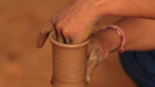 Potter at Work fabrique des plats en céramique. Inde, Rajasthan