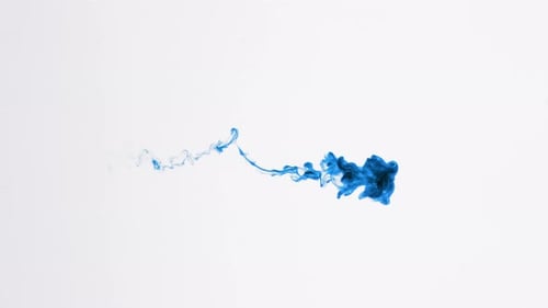 Isolierte blaue Tintenwolke in Makrozeitlupe auf weißem Hintergrund