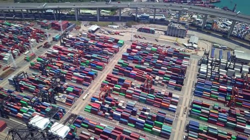 Blick von oben über das Containerterminal in Hongkong