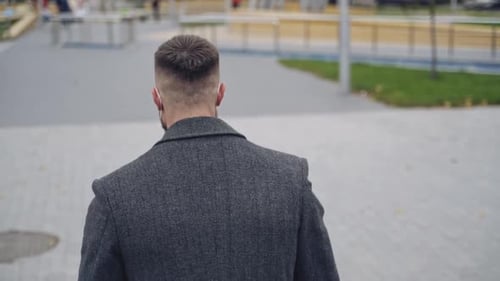 Homem durante o bloqueio do coronavírus