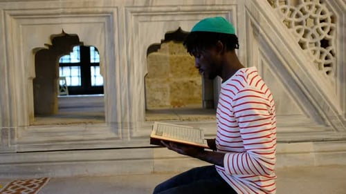 Muslim liest Koran