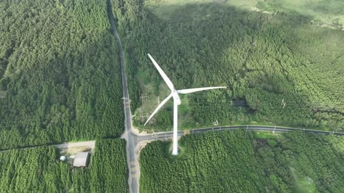 Windräder in den Bergen bei Sonnenuntergang