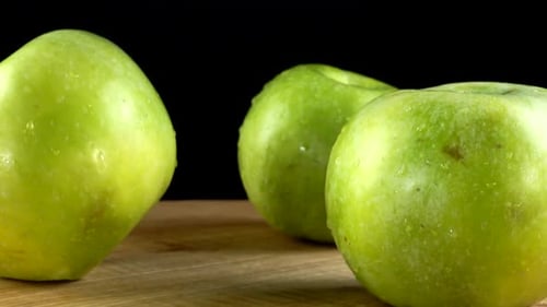Apple auf schwarzem Hintergrund