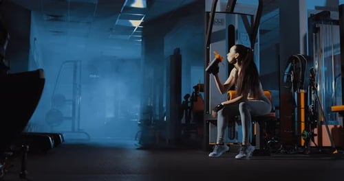 La chica está cansada después del entrenamiento