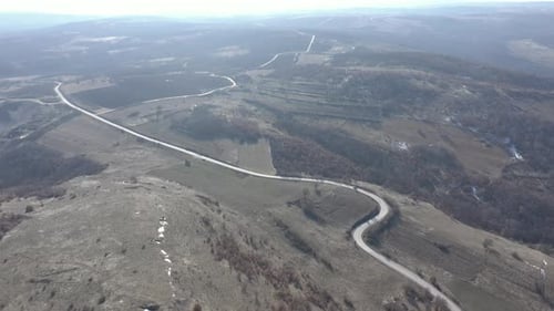 Une vallée et une route infinies sur des images de Drone 4K