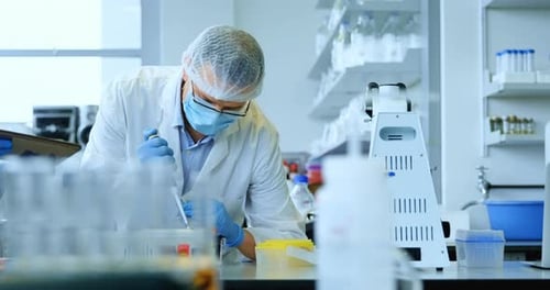 Zwei Wissenschaftler experimentieren im Labor 4k