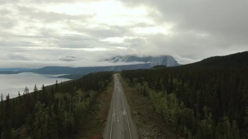 Bela vista da estrada ao lado do lago cênico