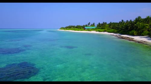 Panorama von oben auf den perfekten Strandurlaub an der Küste am seichten Meer mit sauberem Sandhintergrund
