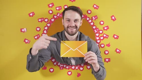 Un hombre sostiene una carta en sus manos. Ha recibido muchas cartas positivas con críticas en su blog.