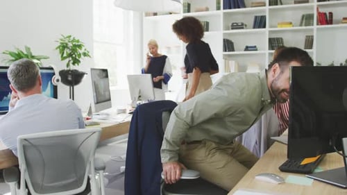 Collègues de travail travaillant au bureau
