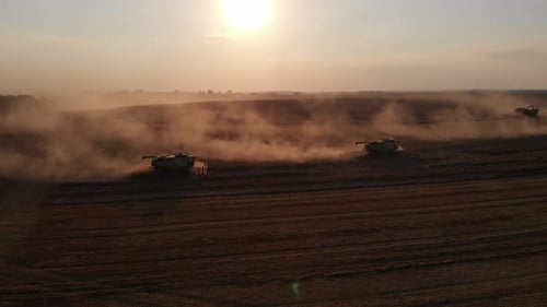 Luftaufnahme: Herumfliegen kombiniert Ernte und Sommeruntergang