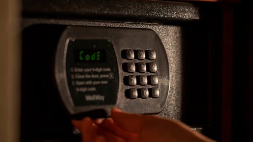 Geld aus dem Safe nehmen