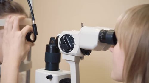 der Arzt beschäftigt sich mit der Biomikroskopie des Auges, um die Augen des Kindes zu überprüfen