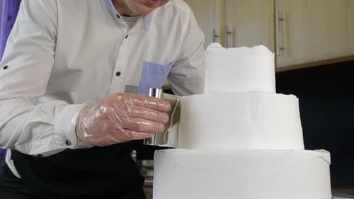 El chef pastelero hace un pastel