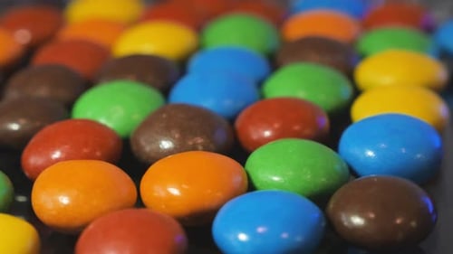 Vidéo macro d'un tas de dragées et de bonbons multicolores
