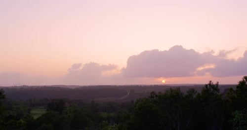 Die Sonne geht über dem Horizont unter. Wunderschöner Sonnenuntergang und erstaunliche bunte Wolken. Zeitraffer