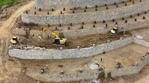 Los agricultores construyen un jardín de aguacates en las montañas vista aérea 4 K