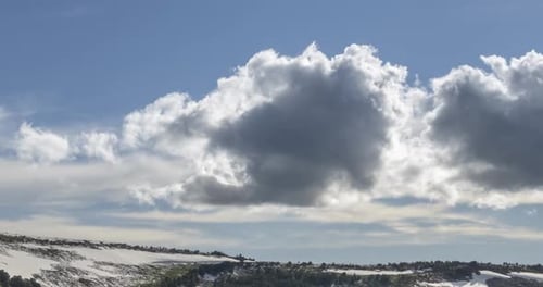 Zeitraffer der Wolkenlandschaft Hinter der Bergspitze