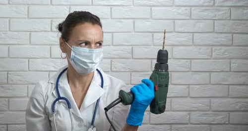 Médico peligroso con taladro.