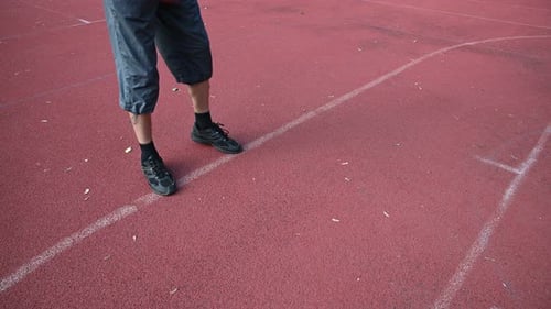 Homme dribble un ballon de basket et sautant pour tirer